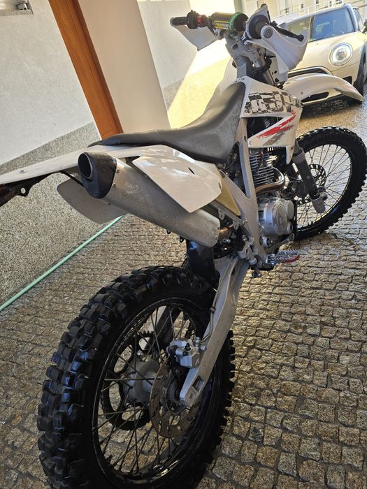 AJP PR4 200cc pouco uso