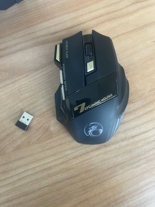 Rato sem fio e coluna RGB com lads