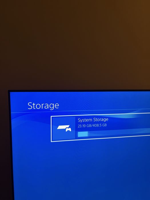 Playstation 4 com comando preto