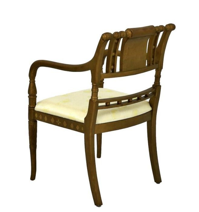 Cadeira pintada dourada