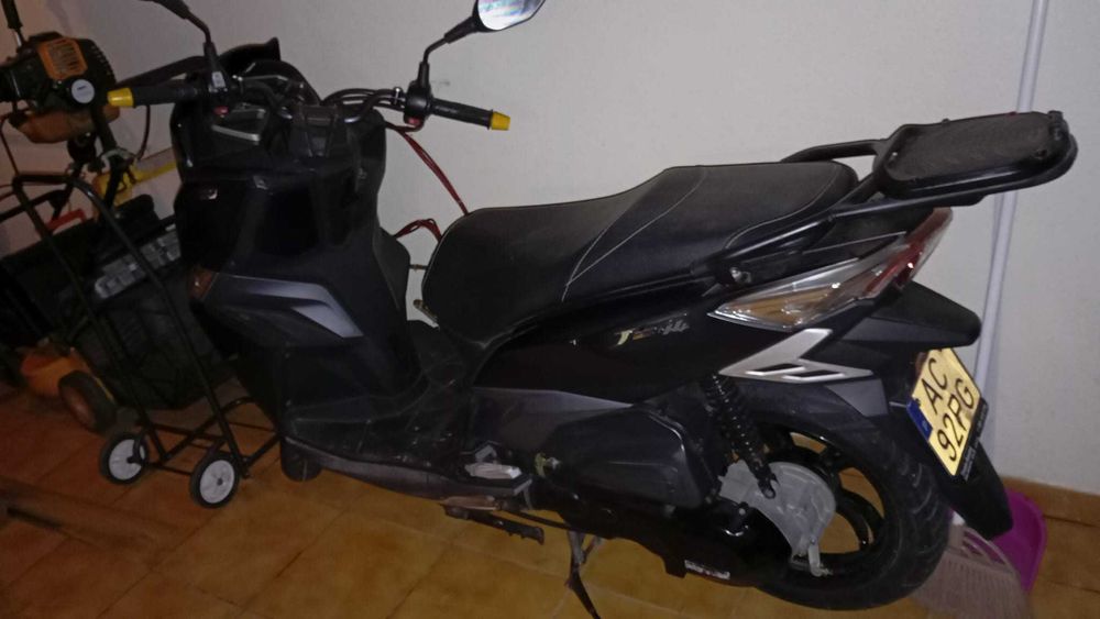 Scooter sym 125 como nova