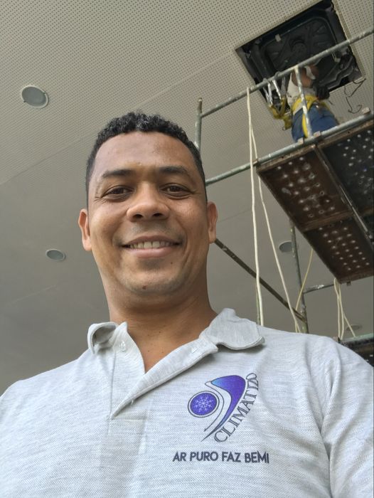 Serviço em ar condicionado.