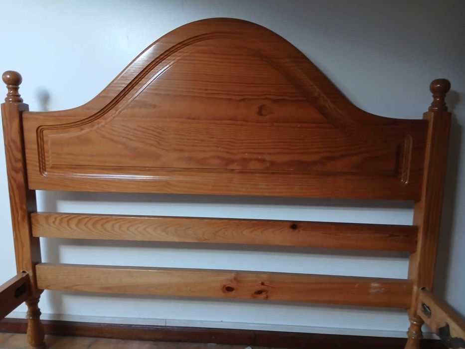 Cama de Madeira com Estrado + Mesinha de Cabeceira com 4 Gavetas
