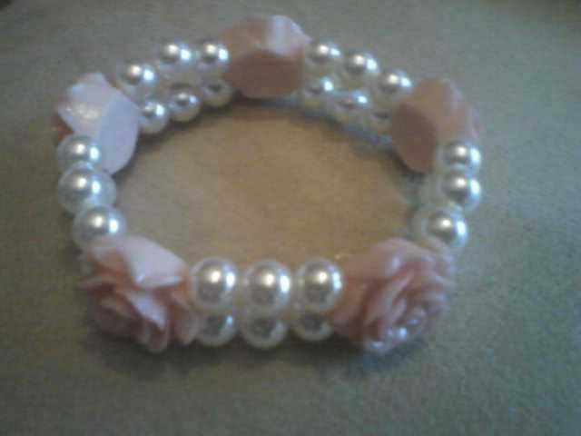 Pulseira combinação perolas e rosas