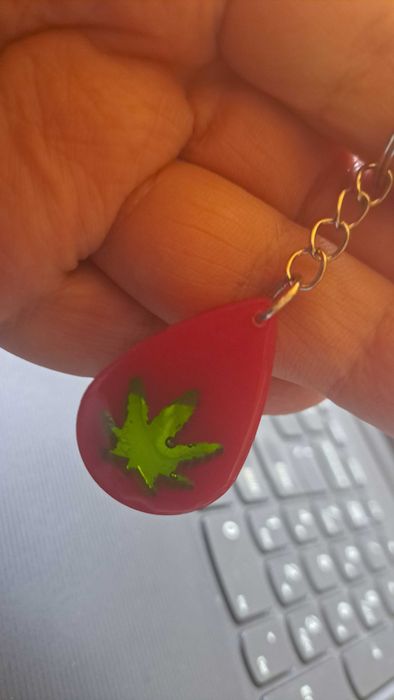 Handmade Breloczek czerwony z symbolem konopi