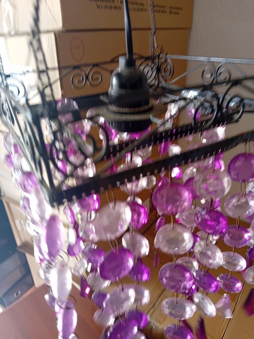 Candeeiro cor de rosa teto