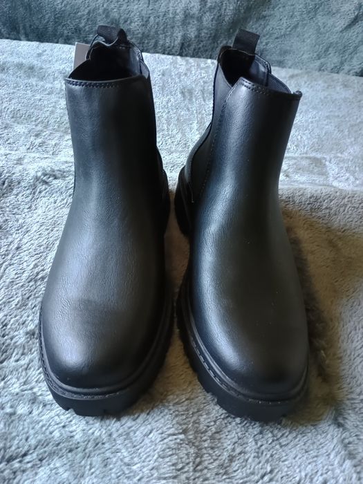 Botki na grubej podeszwie unisex Pier One