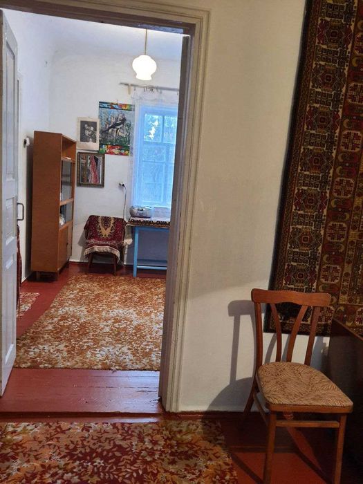 Продам будинок біля озера із земельною ділянкою (центр)