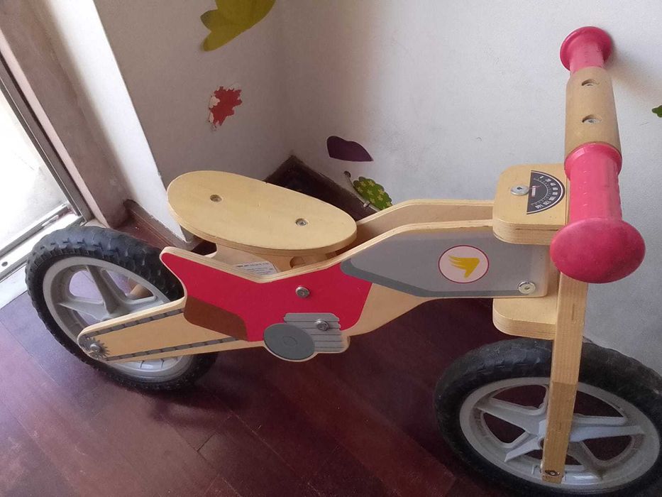 bicicleta sem pedais em madeira