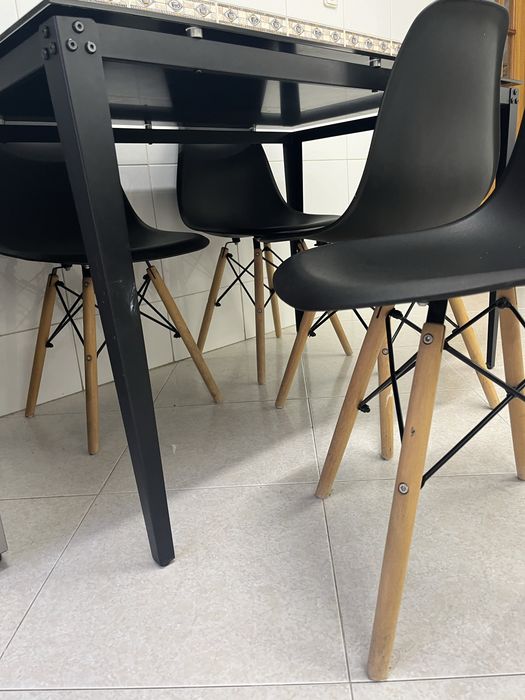Conjunto mesa e cadeiras