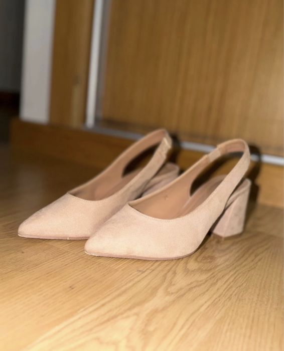 Sapatos slingback bege/nude de salto bloco