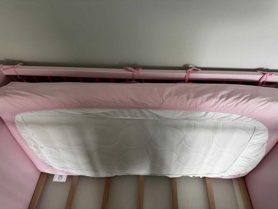 Berço IKEA MYLLRA cor de rosa + Colchão JÄTTETRÖTT