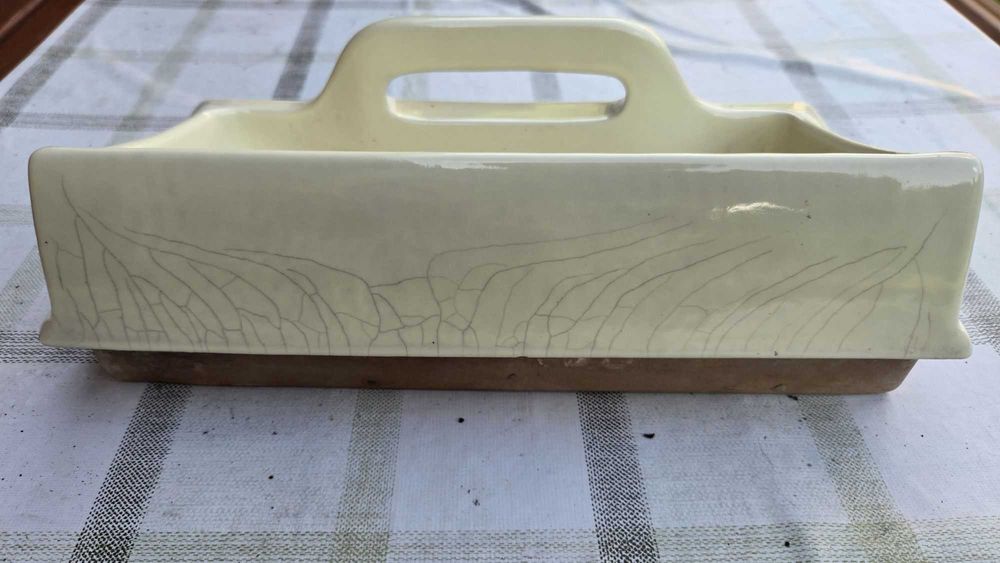 Mydelniczki ceramiczne, wieszak i półka PRL
