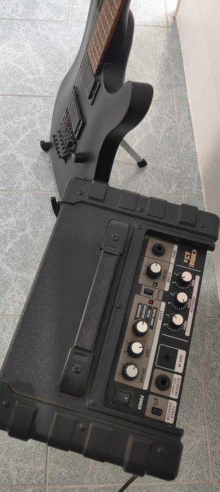 Guitarra elétrica Cort c/ amplificador Roland