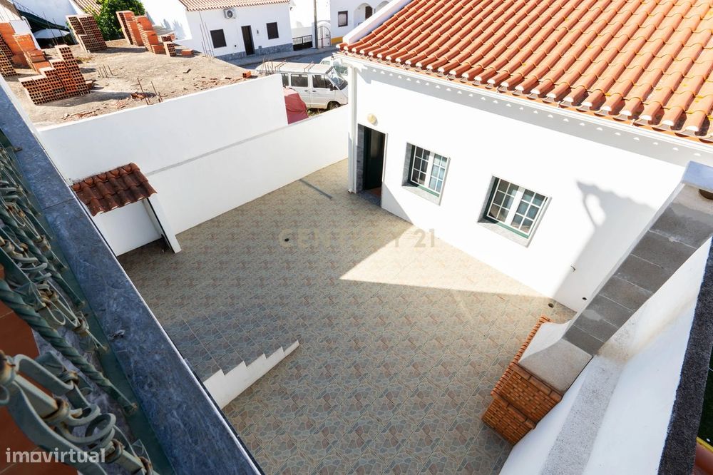Moradia T4 Mobilada e Equipada com Garagem e Anexo no Bairro do Altinh