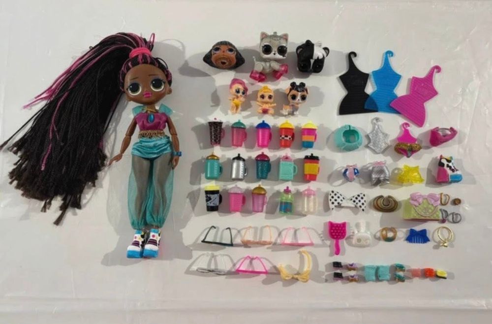 Expositor e bonecas LOL