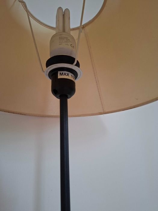 Lampa podłogowa z żarówką energooszczędną