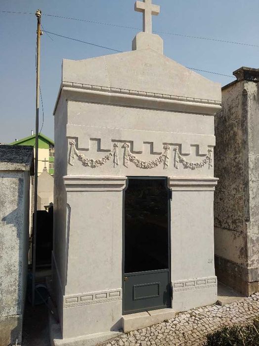 Jazigo Familiar 8 a 12 Lugares - Cemitério de Carnaxide (Oeiras)