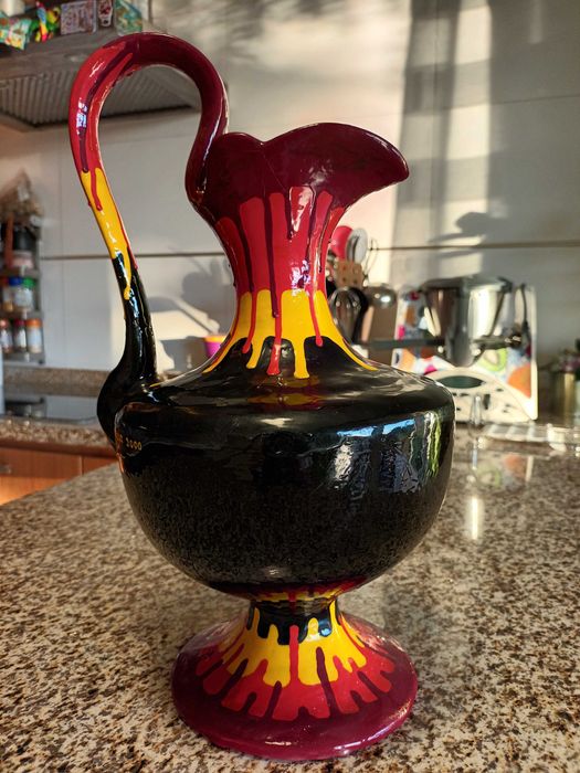 Jarra preta: (Tinta celulosa sobre cerâmica)