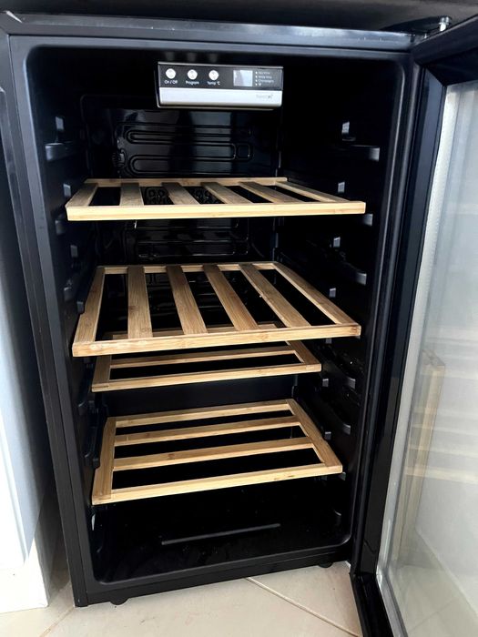 Cave de vinhos em excelente estado