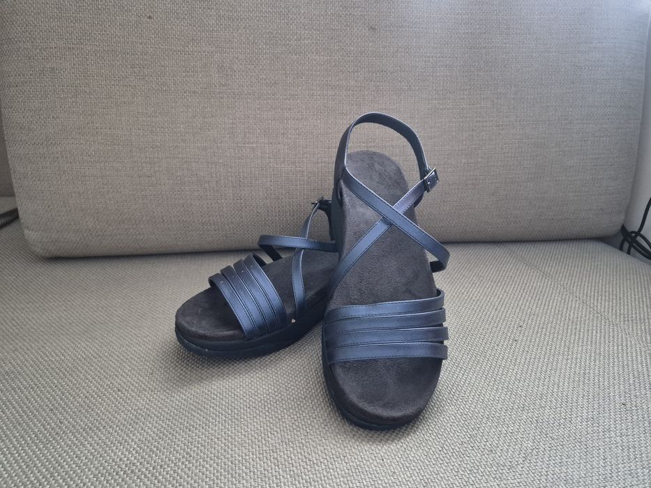 Продам босоніжки