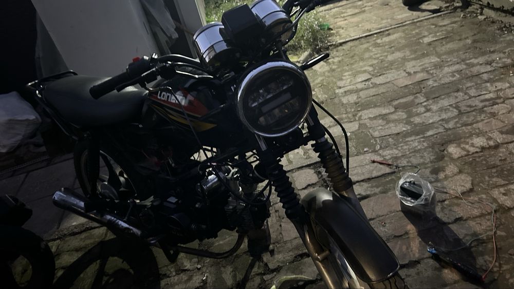 Мопед  LONCIN LX110-28  на номерах.