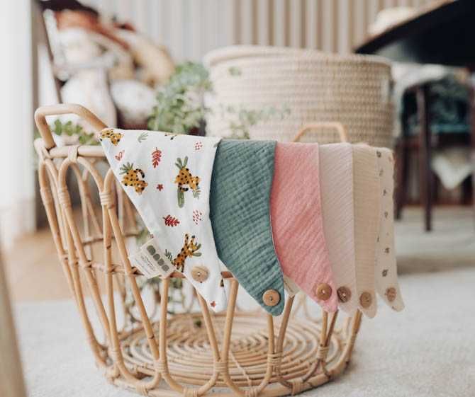 Babete triângulo em algodão orgânico – padrão tigre