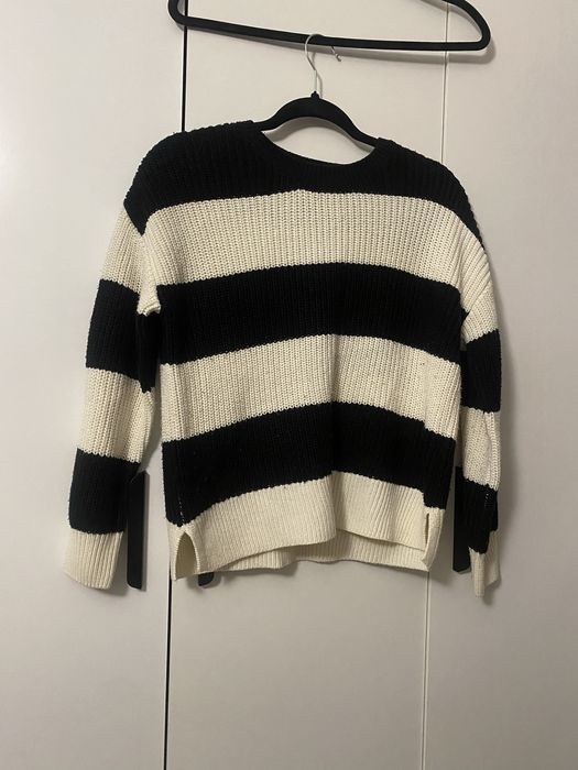 Czarno-biały sweterek jesienny