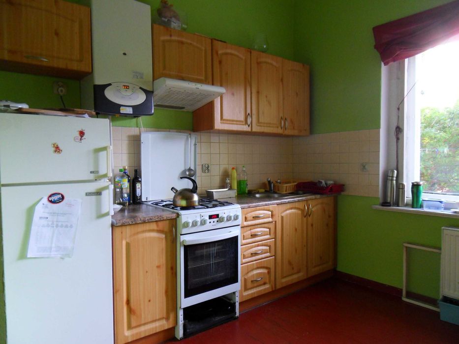 Jeden (dwa) duży jasny pokój  dla młodej   kobiety/studentki.