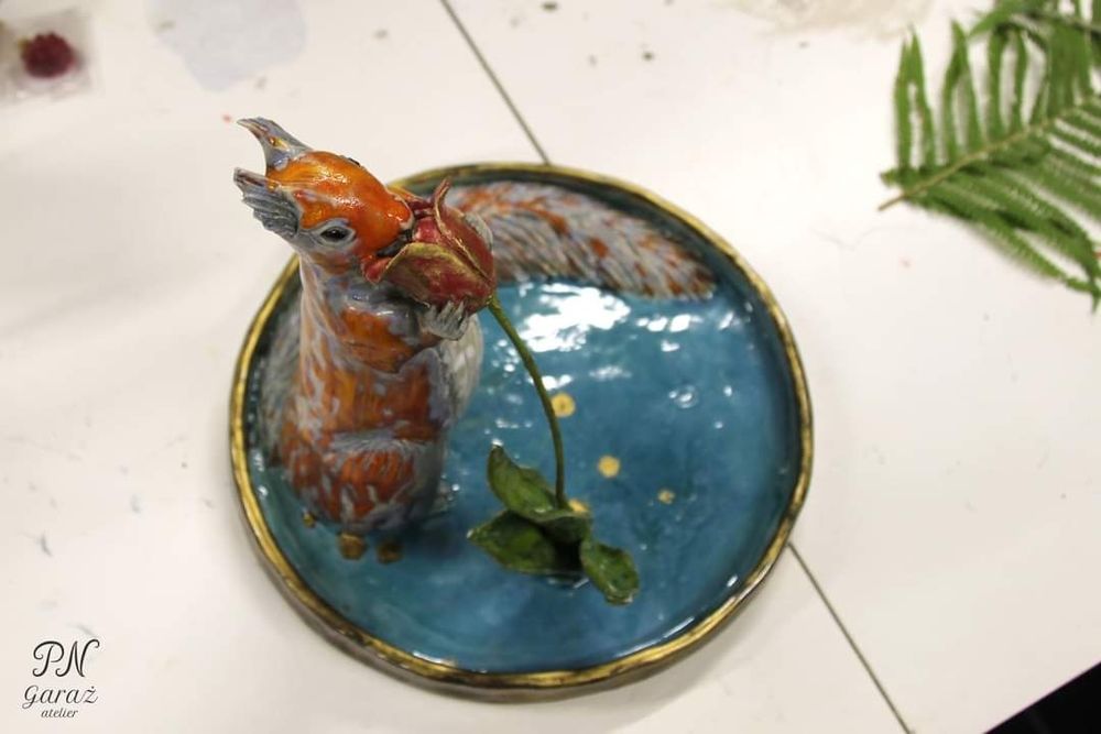 Witam,  patera ceramiczna z wiewiórką i tulipanem
