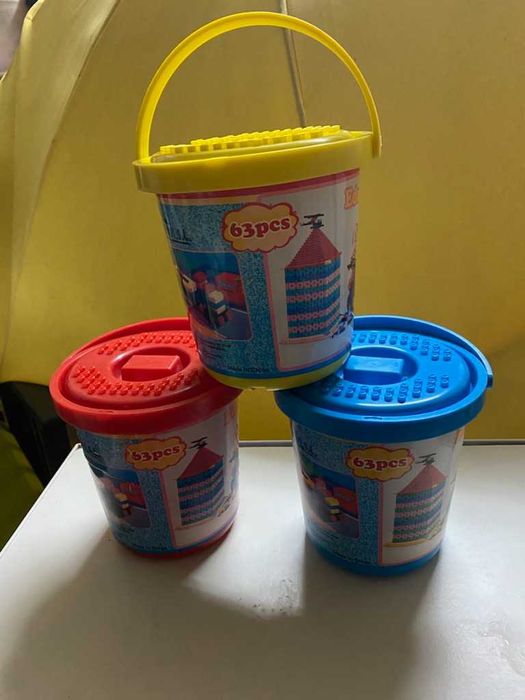 Conjunto de 3 baldes de peças LEGOS