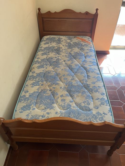 Cama individual de Madeira Maciça