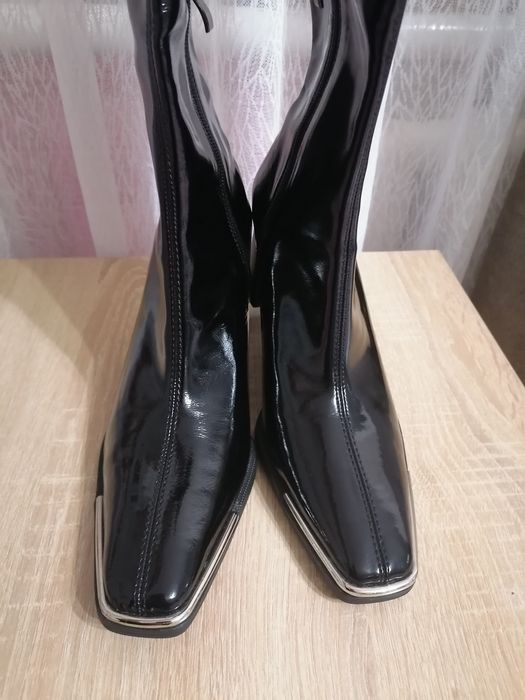 Лаковані чоботи.