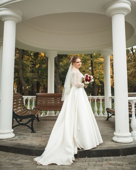 Suknia ślubna z długim renkawiem