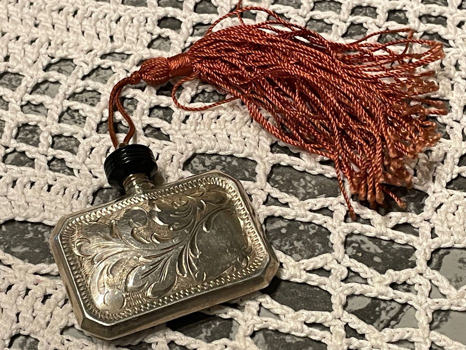 Stara srebrna perfumetka pięknie zdobiona