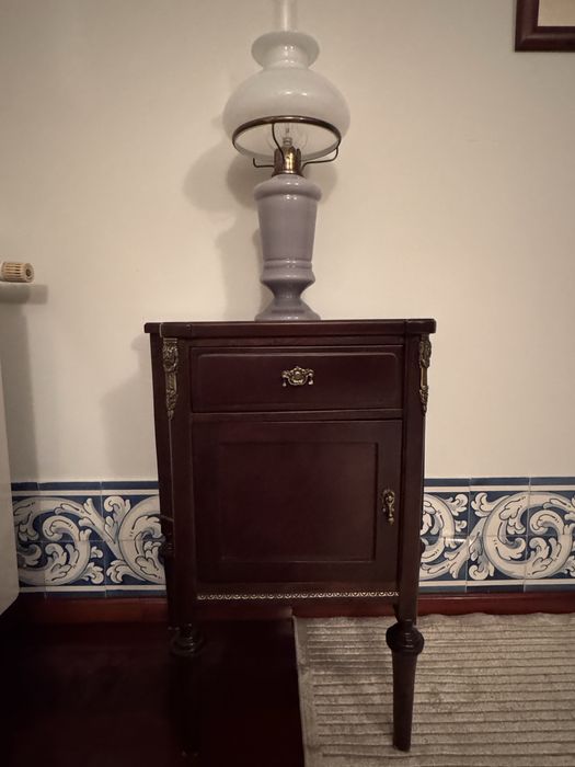 Mesa de cabeceira e candeeiro