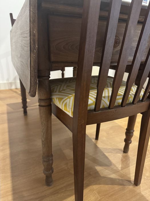 Conjunto mesa e cadeiras antigas