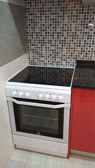 Alugo T1 jovial de cozinha vermelha