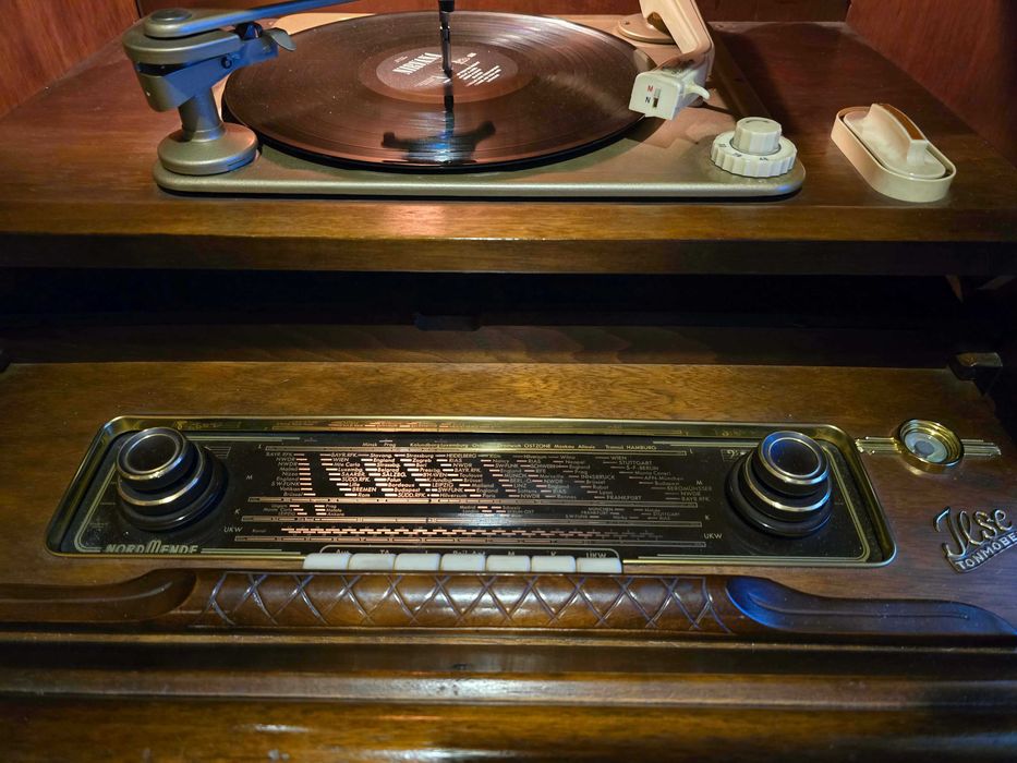 Radio Gramofon Radiola Jese TONMÖBEL, Stan BDB, w pełni sprawna.