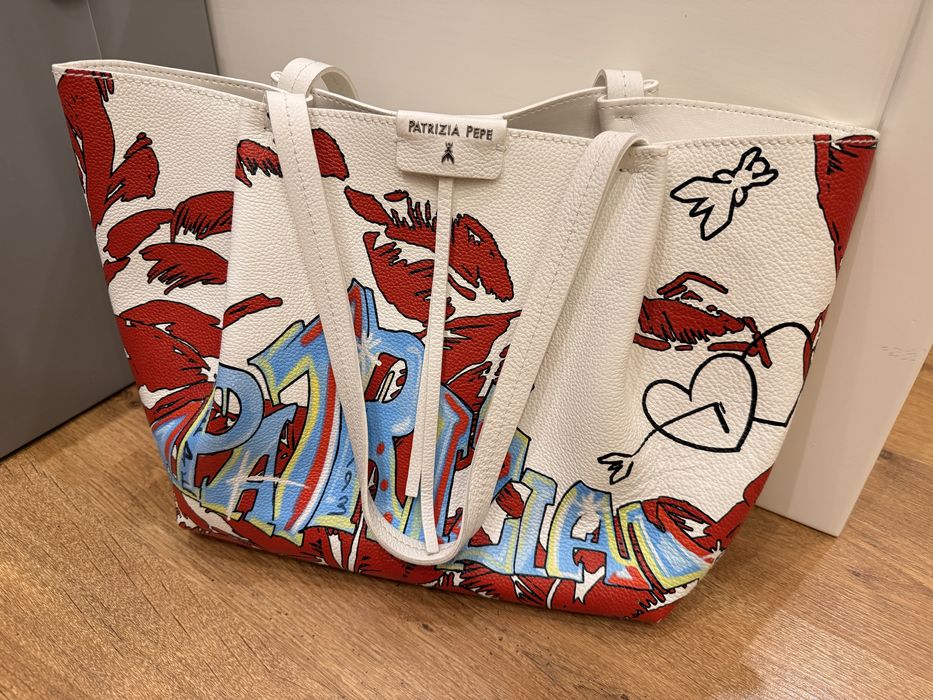 Сумка-шоппер из кожи с принтом от Patrizia Pepe.
