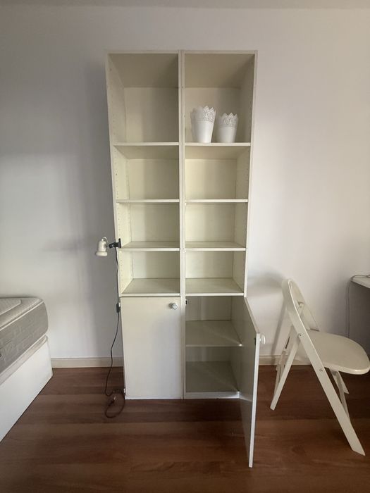 Estante com portas