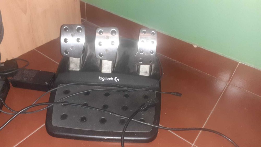 Volante Logitech G-29 com mudanças e pedais