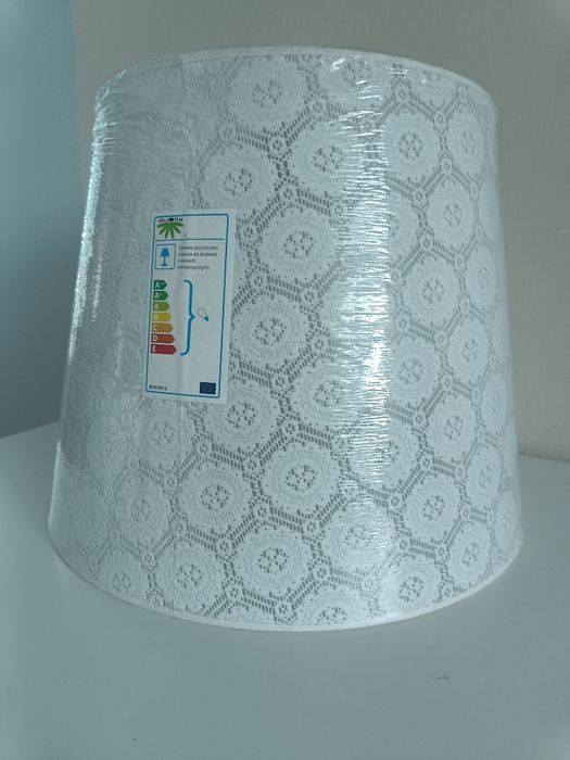 Lampa wisząca, biały abażur stożkowy z szydełkowanej koronki