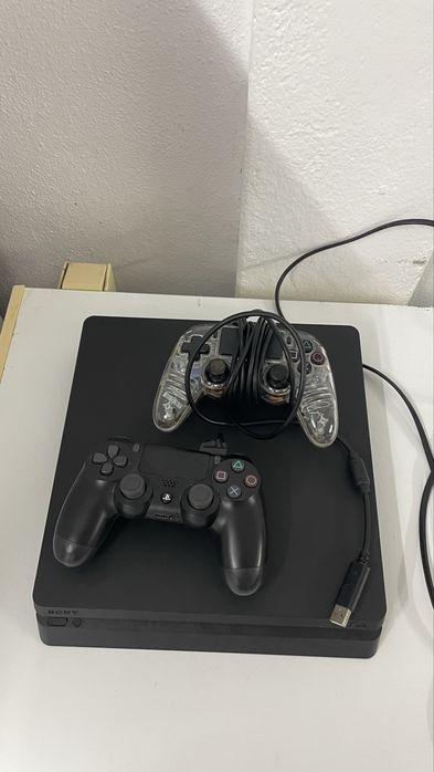 PS4 com dois comandos e jogos