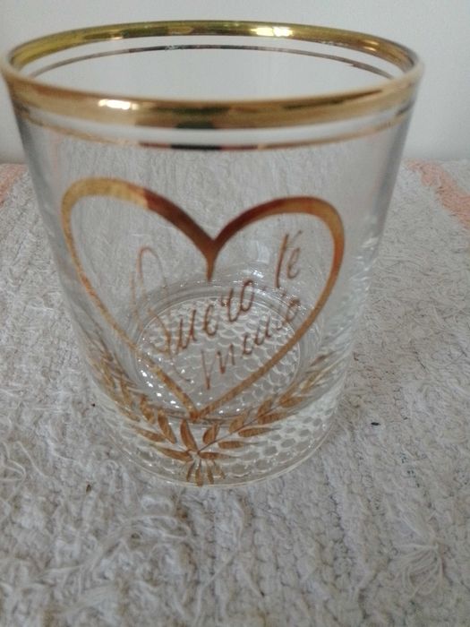 Copo de whisky  em vidro e dourado.433586360791879680