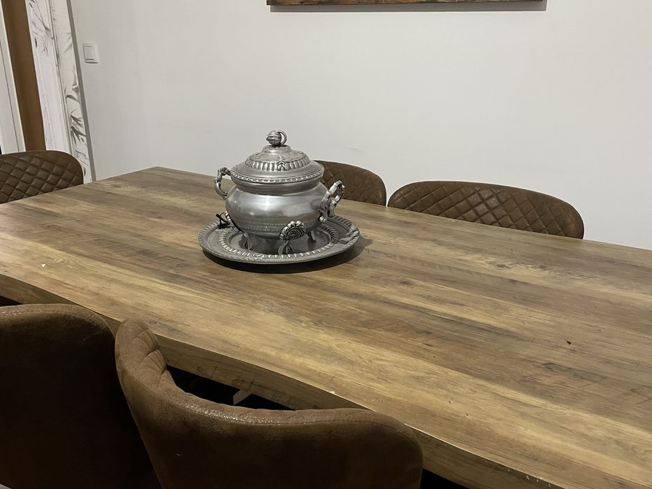 Mesa de jantar com pés de metal