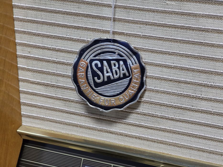 Rádio antigo reparado SABA