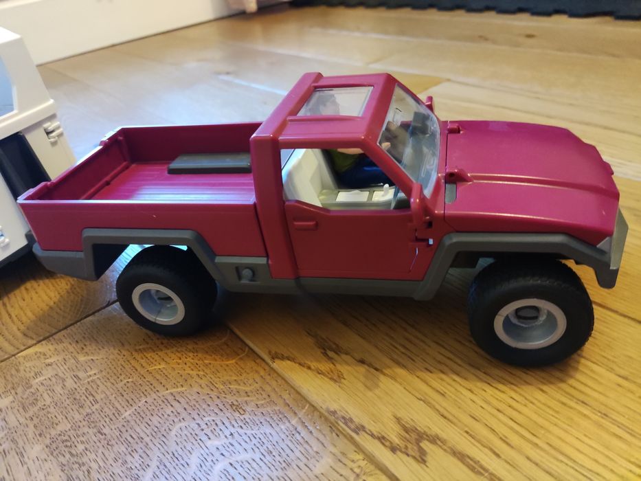 Schleich Auto z przyczepą +koń + dodatki