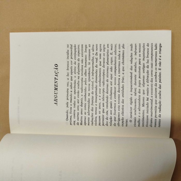 Um Esquema - Clara Pinto Correia