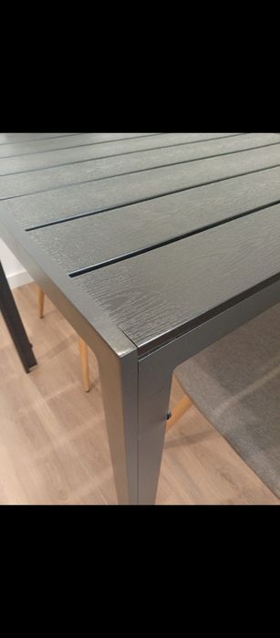 Mesa quadrada metal e 2 cadeiras em tecido cinzento